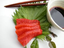 saumon fumé ou saumon saké-yuzu coupé et servi en sashimi, Les Tontons Fumeurs Suisse