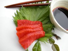 saumon fumé ou saumon saké-yuzu coupé et servi en sashimi, Les Tontons Fumeurs Suisse